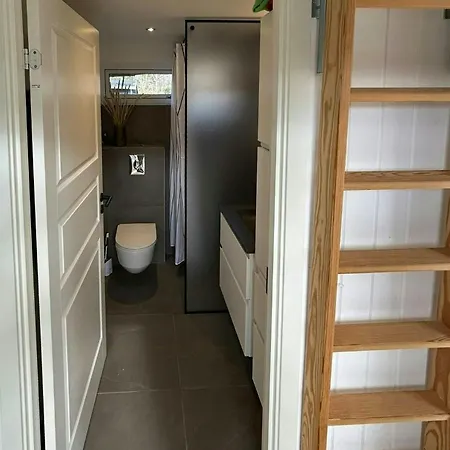 Modern Family House Close To And Forest 펜션 *